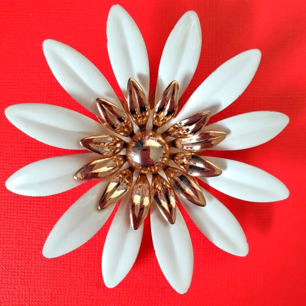 Sarah Coventry Vintage Flower Brooch Gold&White